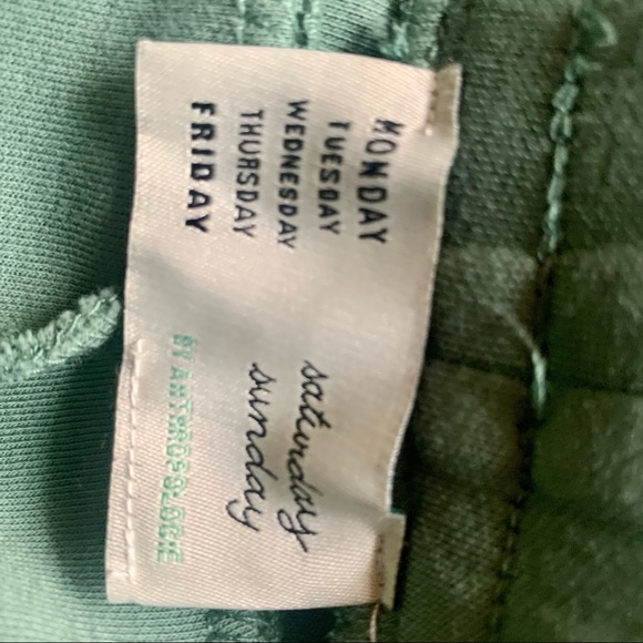 Anthropologie Women’s green crop pants size small. Fit like a medium. - Picture 6 of 8